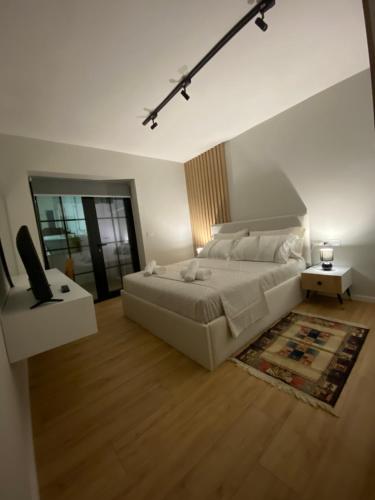 Lucas Downtown, Tirana