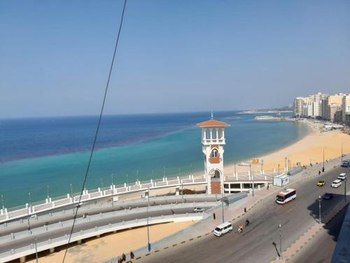 شقة كود 9-351 علي البحر مباشرة ب 3 غرف نوم