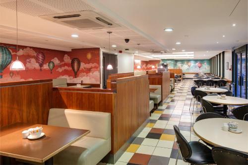 Royal National Hotel - image 10