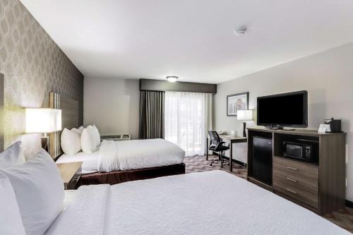 Queen Room with Two Queen Beds - Poolside View / Pet-Friendly