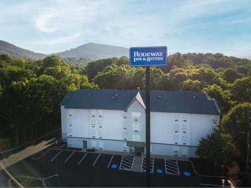 Rodeway Inn & Suites near Outlet Mall - Asheville