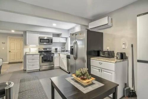 2 bedroom* Minutes from downtown *Firepit in Colorado Springs, USA