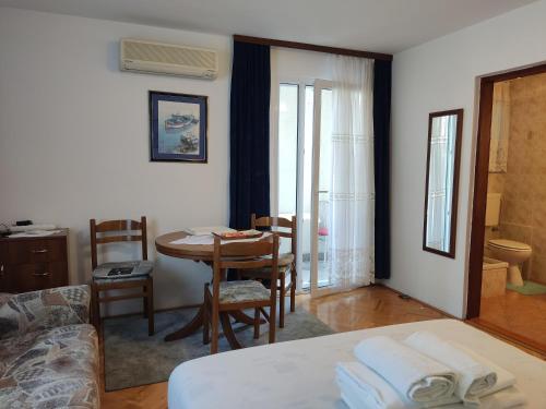 Studio Apartment with Sea View image 9