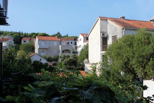 Triple Room with Balcony image 2