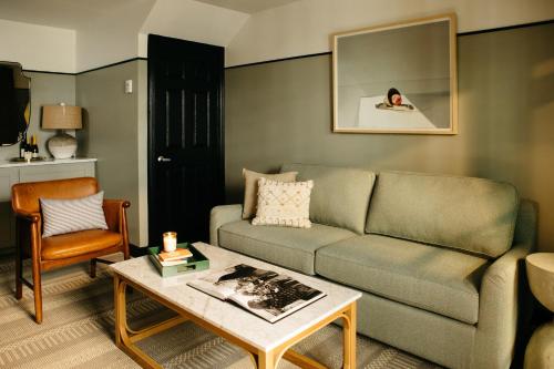 471559911 Hotel Emeline