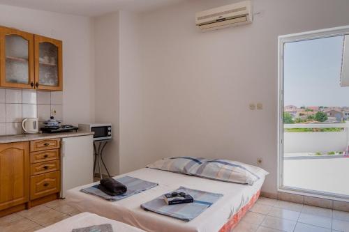 Zero-Bedroom Studio with Terrace and Sea View image 9