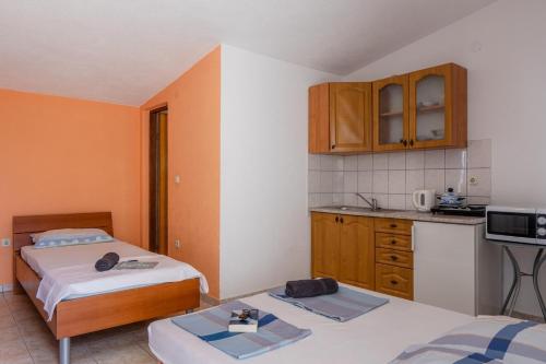 Zero-Bedroom Studio with Terrace and Sea View image 5