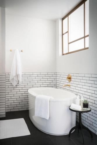 حمام, Halcyon - A Hotel in Cherry Creek in شيري كريك