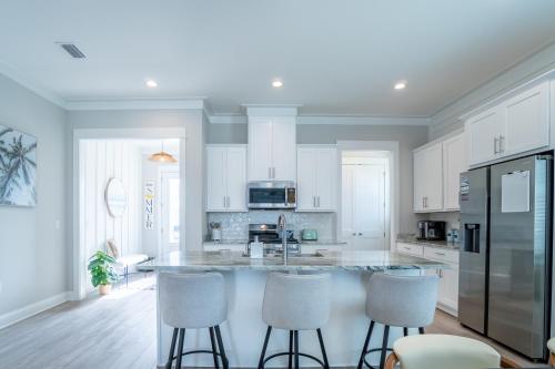 ~Spacious home near beach w/ game room and community pool~