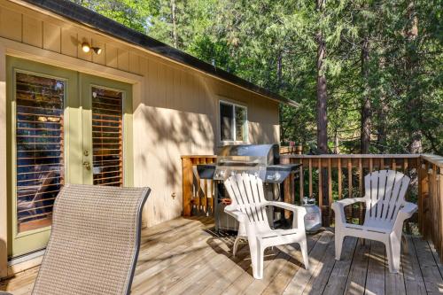 Cozy Mi-Wuk Village Cabin with Deck!