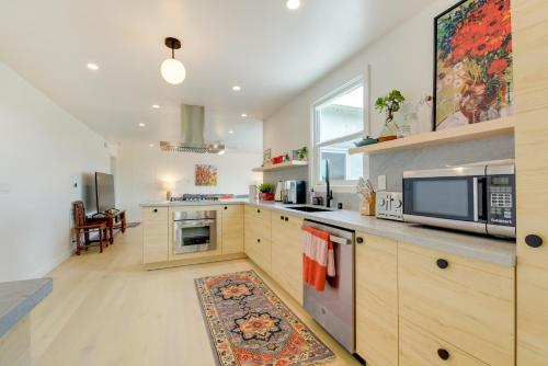 Pet-Friendly El Cerrito Home: Deck, Sauna & Views! in El Cerrito (CA)