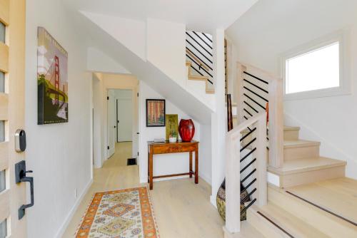 Pet-Friendly El Cerrito Home Deck, Sauna and Views!