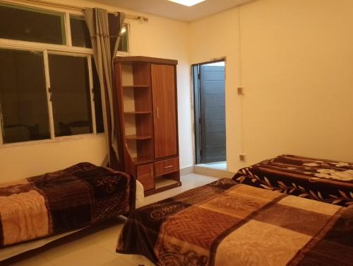 2 twin beds
