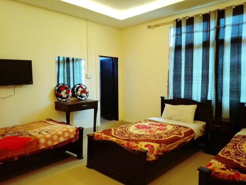 3 twin beds