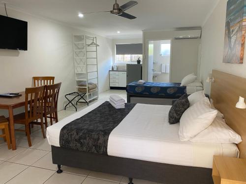 Exterior view of Tin Can Bay Motel