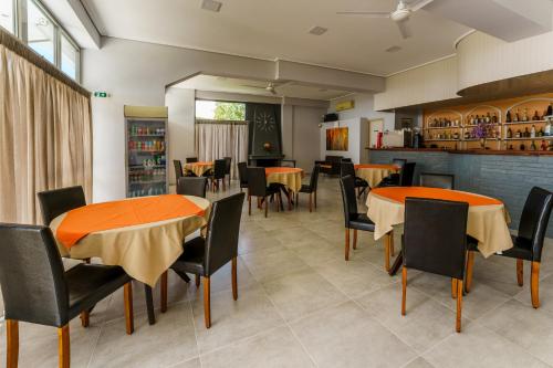 레스토랑, 네펠리 스튜디오 (Nefeli Studios) in 파랄리아 톨로포노스