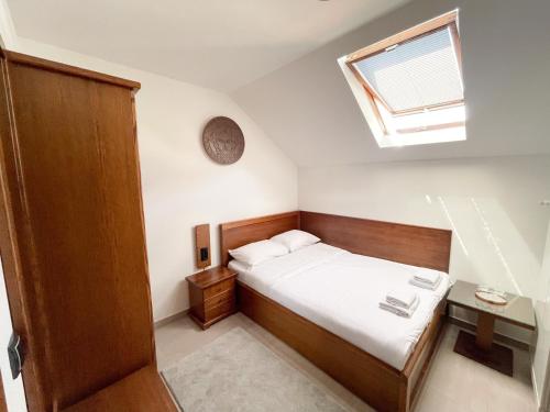 . Apartments & Rooms Brijest