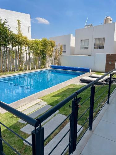 Acogedora y amplia casa, alberca climatizada previa reserva - San Juan de la Vega