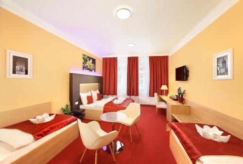 1 queen bed, 4 twin beds