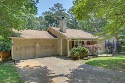 Jonesboro Home with Screened-In Porch and Fire Pit!