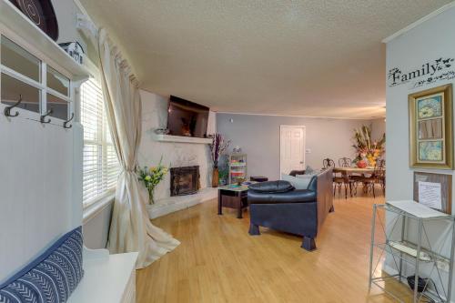 Jonesboro Home with Screened-In Porch and Fire Pit!