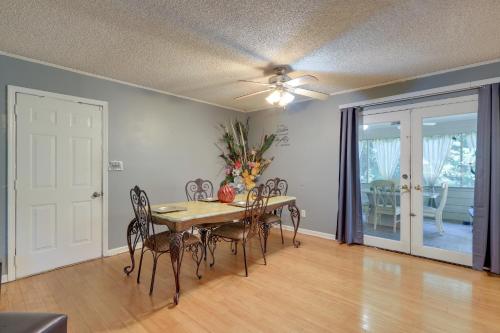 Jonesboro Home with Screened-In Porch and Fire Pit!