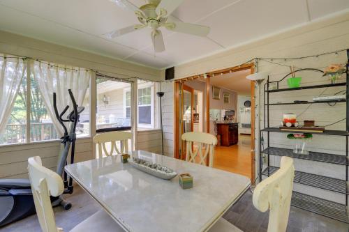 Jonesboro Home with Screened-In Porch and Fire Pit!