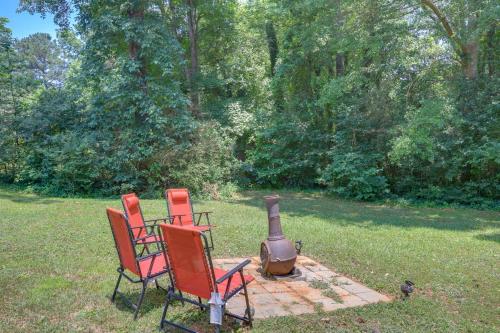 Jonesboro Home with Screened-In Porch and Fire Pit!