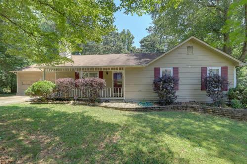 Jonesboro Home with Screened-In Porch and Fire Pit!