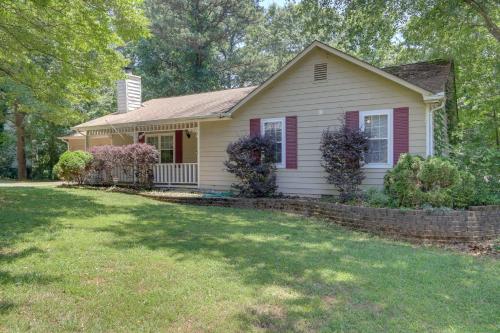 Jonesboro Home with Screened-In Porch and Fire Pit!