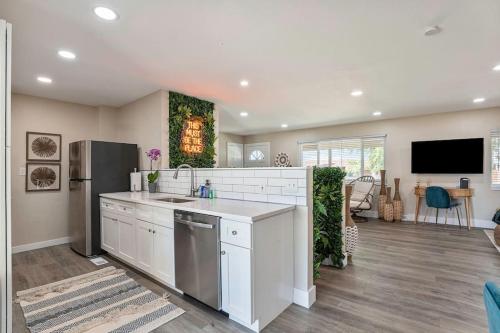 NEW: Tulum Oasis in Denver w/ Hot Tub & Games in Denver, USA