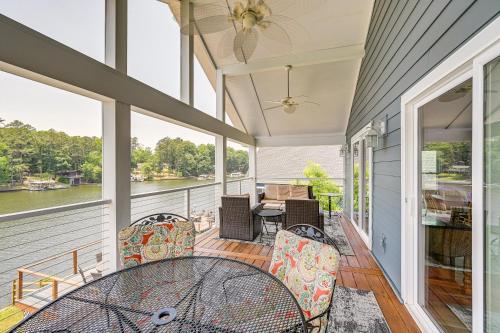 Waterfront Badin Lake Getaway Boat Dock, Fire Pit in New London, Vereinigte Staaten von Amerika