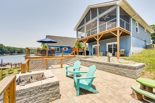 Waterfront Badin Lake Getaway Boat Dock, Fire Pit in New London, USA