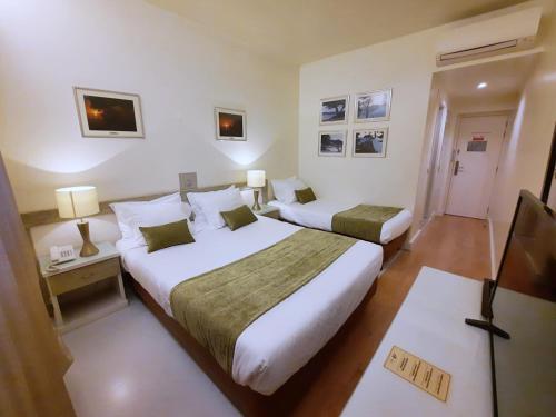 1 queen bed, 1 twin bed
