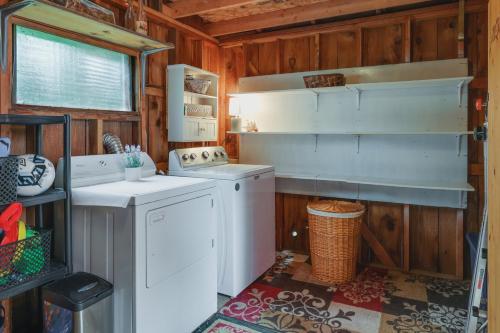 Cozy Twain Harte Cabin with Deck and Fire Pit! in Mi-Wuk Village (CA)