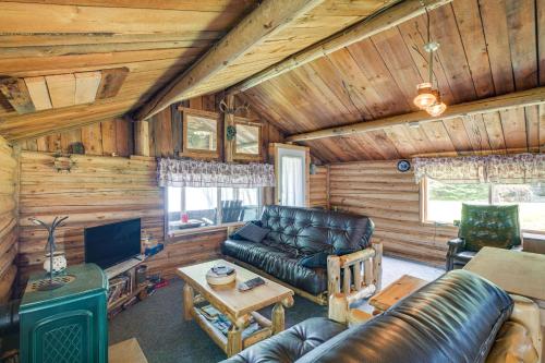 Peaceful Lakefront Cabin Getaway Dock, Fire Pit!