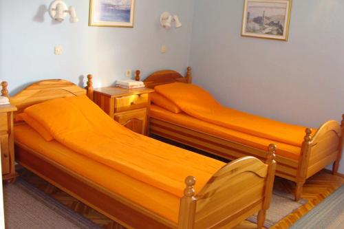 2 twin beds