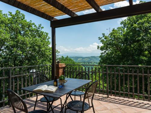  Farmhouse in hilly area in Gubbio with pool, Pension in Biscina