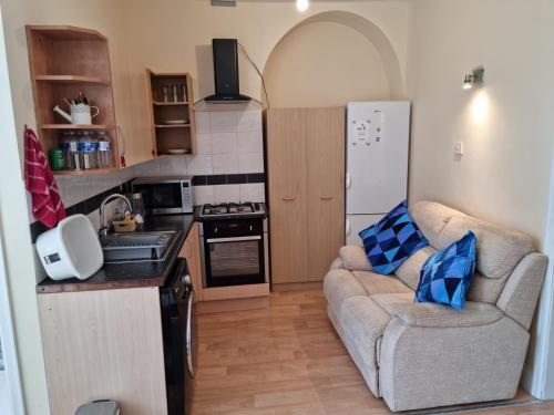 2 Bedroom 4 Beds Family Flat Free Parking & Fast Wi-Fi Self-Check-in Cosy & Spacious