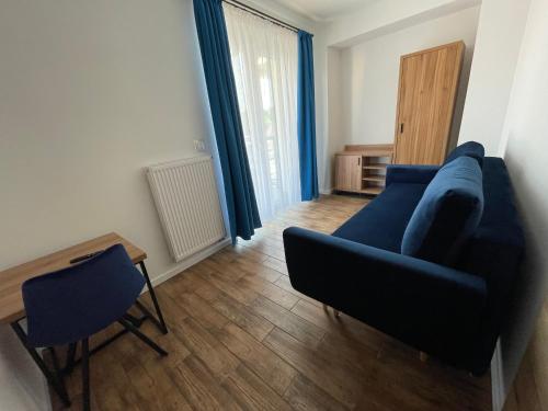 2 twin beds, 1 sofa bed