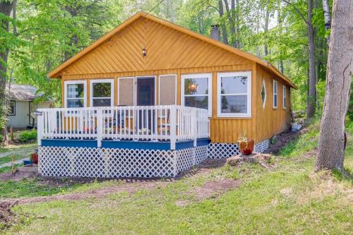 Charming Michigan Cottage with Sunroom and Lake Access in Hubbard Lake, USA