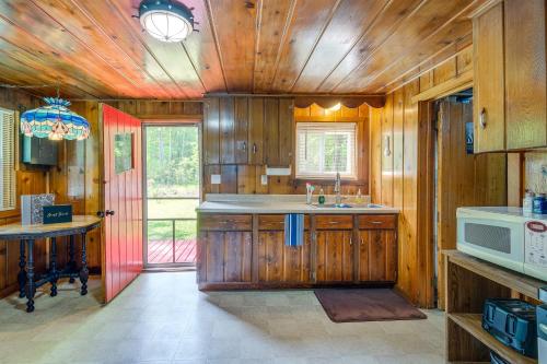 Charming Michigan Cottage with Sunroom and Lake Access in Hubbard Lake, USA