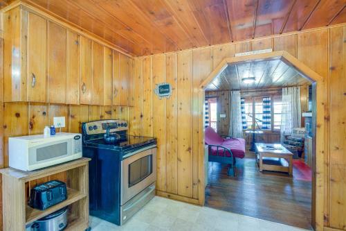 Charming Michigan Cottage with Sunroom and Lake Access in Hubbard Lake, USA