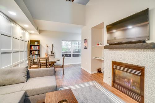 Aurora Townhome with Fireplace, 16 Mi to DIA!