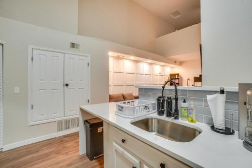 Aurora Townhome with Fireplace, 16 Mi to DIA! in Aurora, USA