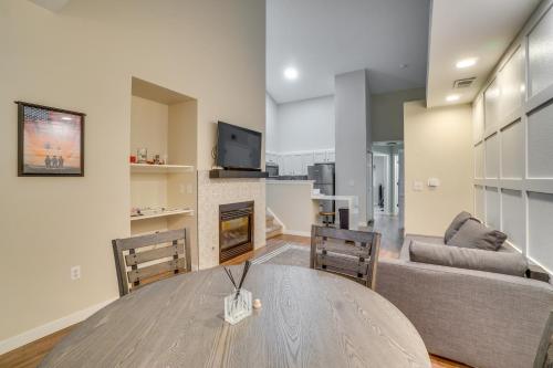 Aurora Townhome with Fireplace, 16 Mi to DIA! in Aurora, USA