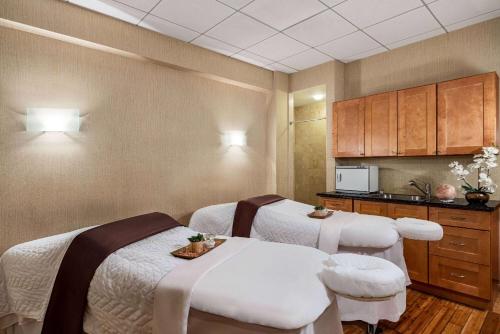 Viana Hotel and Spa Trademark Collection by Wyndham - image 13