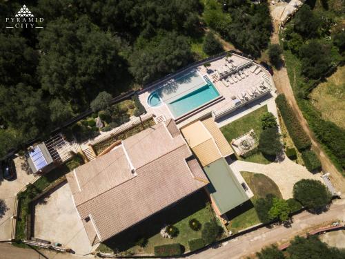  Pyramid City Apartments in Agios Spiridon, Korfu