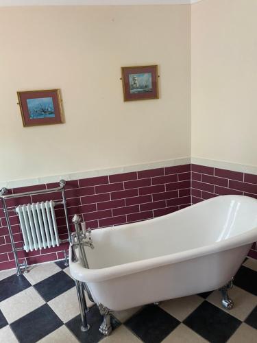 The Royal Victoria & Bull Hotel Room Type - Deluxe King Suite