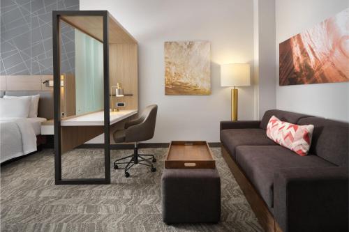 King Suite with Trundle Bed and Adapted Tub - Mobility and Hearing Accessible